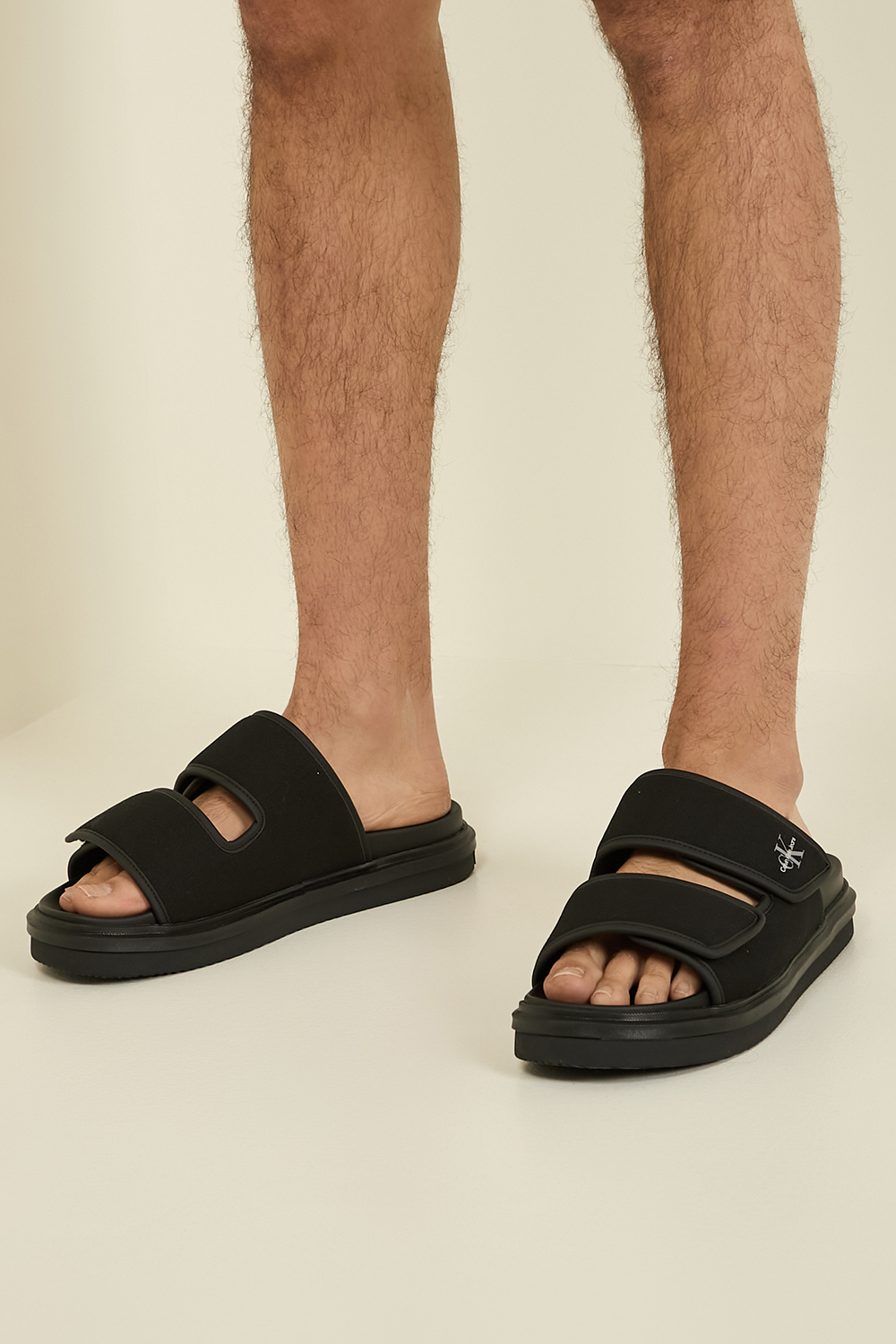 תמונת כל הלוק של כפכפי סליידס CALVIN KLEIN